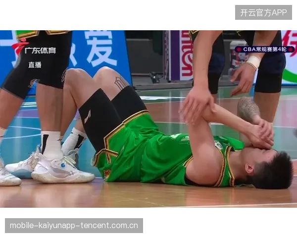 张镇麟比赛前抱娃“充灵气”引爆全场，运动场上的暖心瞬间